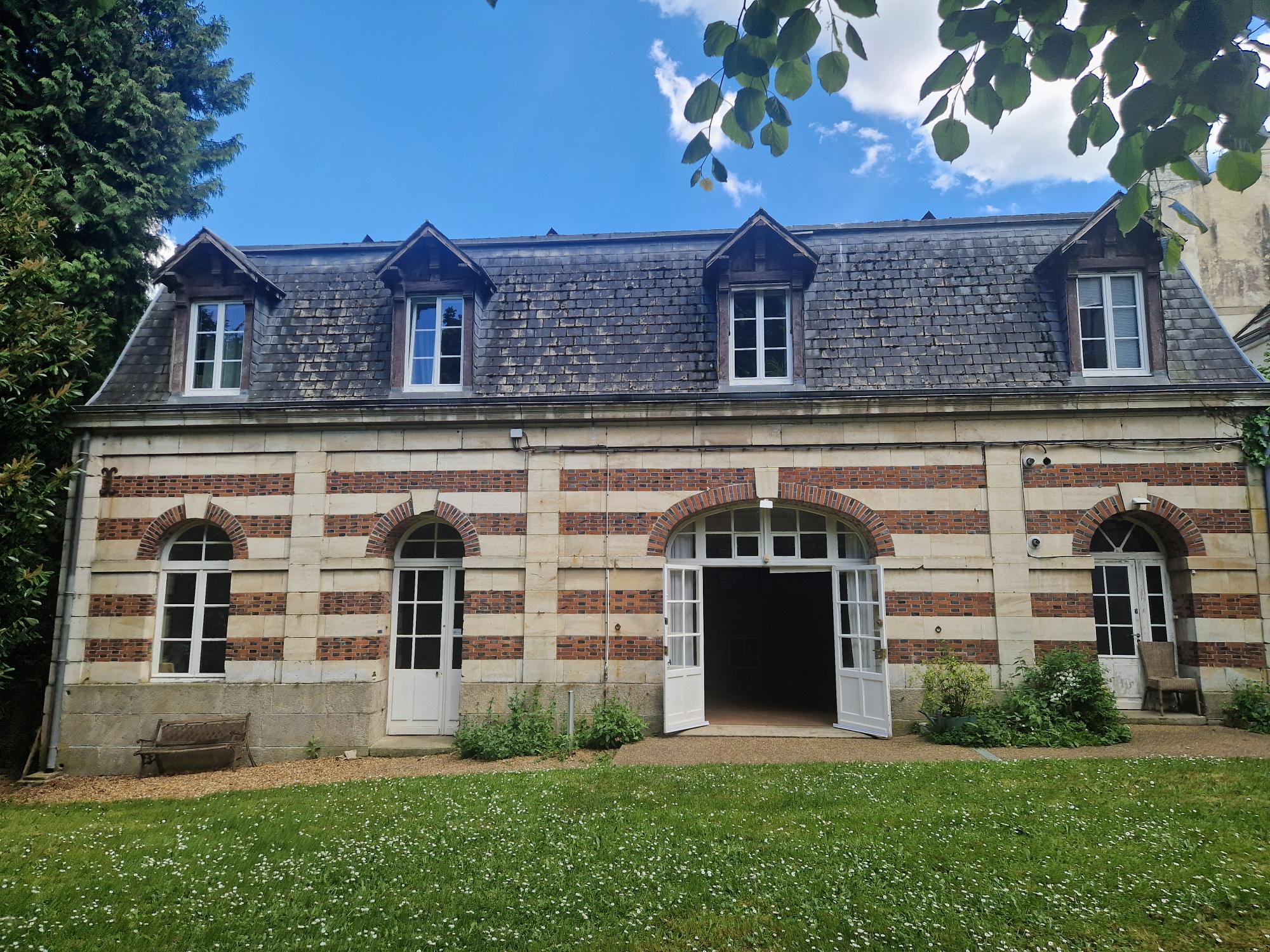 Lieu sous les cèdres à Alençon Lieu sous les cèdres à Alençon